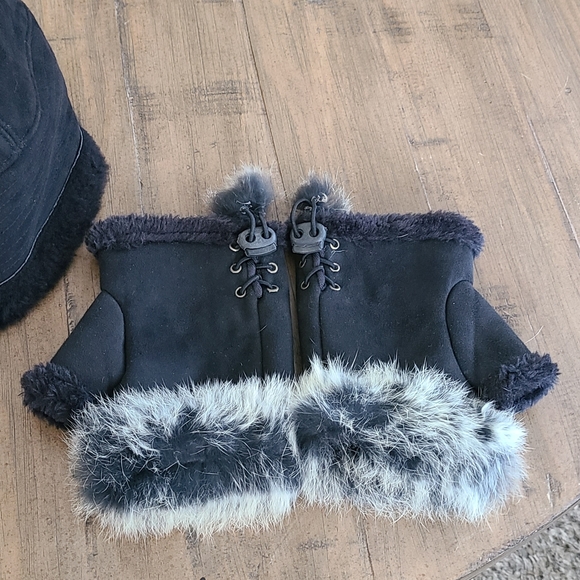 UGG bucket hat and fingerless gloves - Picture 2 of 4